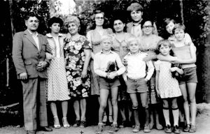 Լուսանկարում՝ Ռիտա Գորոդնիչենկոյի (Գոլբերգ) այցն Երևան: Փրկարարների և փրվածների ընտանիքները: Ձախից երկրորդը` Տիգրան Թաշչյանը, ձախ կողմում` Հասմիկ Թաշչյանը: Աջից երկրորդն երկրորդ շարքում Ռիտա Գորոդնիչենկոն, 1970-ական թվականներին