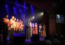 Հայոց Ցեղասպանության 100 – ամյակին նվիրված համերգաշար Իսրայելում Լուսանկարում՝ «Զվարթնոց» հայ երգի մենակատարների խումբն Արիս արքեպիսկոպոս Շիրվանյանի հետ Պետախ Տիկվայի «Շառետ» դահլիճում