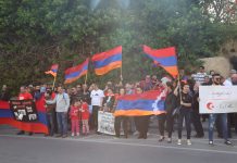 Վաղն առավոտյան ժամը 10:00-ին բոլորս 1 րոպե ոտնկայս հարգելու ենք Հայոց Ցեղասպանության անմեղ զոհերի հիշատակը՝ Հայկական վանքերի ու եկեղեցիների զանգերի ղողանջների ներքո Հայերի բողոքի ցույցը Թել Ավիվում Թուրքիայի դեսպանության շենքի առջև: 24-ը ապրիլի, 2019 թ․ (արխիվ)