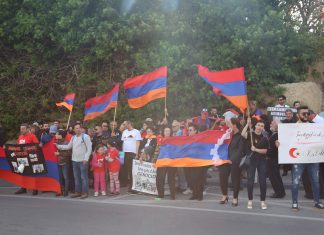 Վաղն առավոտյան ժամը 10:00-ին բոլորս 1 րոպե ոտնկայս հարգելու ենք Հայոց Ցեղասպանության անմեղ զոհերի հիշատակը՝ Հայկական վանքերի ու եկեղեցիների զանգերի ղողանջների ներքո Հայերի բողոքի ցույցը Թել Ավիվում Թուրքիայի դեսպանության շենքի առջև: 24-ը ապրիլի, 2019 թ․ (արխիվ)