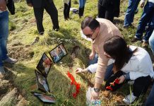 Ուխտագնացություն դեպի «Պարոն Տեր» կալվածք Լուսանկարում՝ Ավետիսյանների հրեշտակացած ընտանիքի նկարների դիմաց հայ երիտասարդները կակաչներ են դնում ու մոմեր վառում - արխիվ 2015թ,