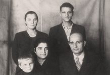 Փերուզա Բաղդասարյանն և նրա որդի Սարգիսը Lուսանկարում՝ Բաղդասարյանների ընտանիքը պատերազմից հետո: Ձախից աջ՝ Փերուզա Բաղդասարյանն իր թոռնուհու՝ Առաքսիի և ամուսնու՝ Ոսկանի հետ: Նրանց գլխավերևում՝ Պելագեյա և Սարգիս Բաղդասարյաններն են