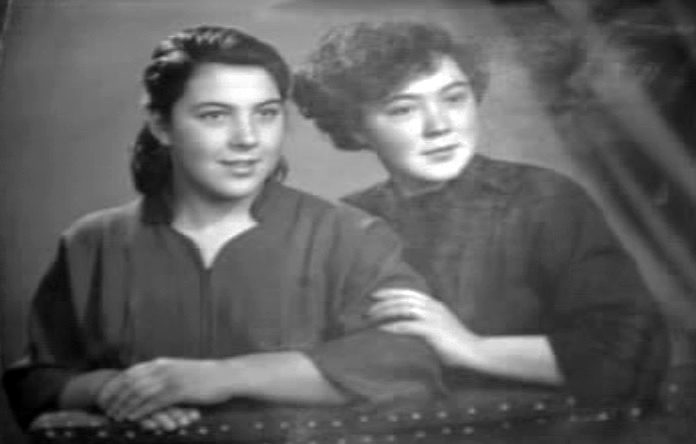 Լուսանկարում՝ Դինա Ռաբինովիչ-Հակոբյան(աջից) քրոջ Մարիայի հետ
