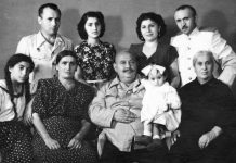 Փրկված մի կյանքի պատմություն Լուսանկարում՝ մեջտեղում Խաչատուր Ազնավուրյանն է, որը գրկել է իր թոռնուհուն՝ Կարինե Հունանյանին, ձախից Սուսաննա Անանիկյանն, աջից Խաչատուրի մայրը՝ Բաբայանց Սուսաննան, վերևում ձախից առաջինը՝ Արամ Ազնավուրյանն է ու Սուսաննա և Ամալիա Ազնավուրյաններն և Խաչիկ Հունանյանը, 1953թ. Քաղաք Ստալինո (Դոնեցկ, ՈՒկրաինա)