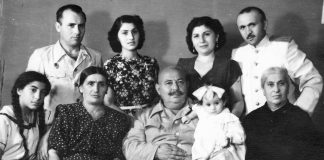 Փրկված մի կյանքի պատմություն Լուսանկարում՝ մեջտեղում Խաչատուր Ազնավուրյանն է, որը գրկել է իր թոռնուհուն՝ Կարինե Հունանյանին, ձախից Սուսաննա Անանիկյանն, աջից Խաչատուրի մայրը՝ Բաբայանց Սուսաննան, վերևում ձախից առաջինը՝ Արամ Ազնավուրյանն է ու Սուսաննա և Ամալիա Ազնավուրյաններն և Խաչիկ Հունանյանը, 1953թ. Քաղաք Ստալինո (Դոնեցկ, ՈՒկրաինա)