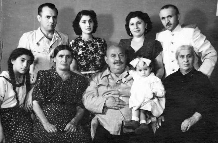 Փրկված մի կյանքի պատմություն Լուսանկարում՝ մեջտեղում Խաչատուր Ազնավուրյանն է, որը գրկել է իր թոռնուհուն՝ Կարինե Հունանյանին, ձախից Սուսաննա Անանիկյանն, աջից Խաչատուրի մայրը՝ Բաբայանց Սուսաննան, վերևում ձախից առաջինը՝ Արամ Ազնավուրյանն է ու Սուսաննա և Ամալիա Ազնավուրյաններն և Խաչիկ Հունանյանը, 1953թ. Քաղաք Ստալինո (Դոնեցկ, ՈՒկրաինա)