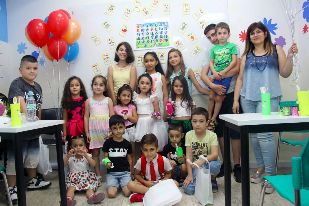 Պետախ Տիկվայի հայկական դպրոցի աշակերտներն իրենց ուսուցչուհու՝ Անի Հարությունյանի հետ