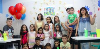 Պետախ Տիկվայի հայկական դպրոցի աշակերտները համընդհանուր կարանտինի պայմաններում ստացան ամանորյա տոպրակներ: Պետախ Տիկվայի հայկական դպրոցի աշակերտներն իրենց ուսուցչուհու՝ Անի Հարությունյանի հետ