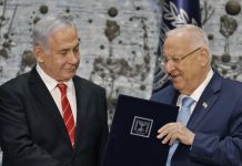 Նեթանյահուն նորից կփորձի կառավարություն կազմել Իսրայելի գործող վարչապետ Բենյամին Նեթանյահուն նախագահ Ռեուվեն Ռիվլինից ստանում է կառավարություն կազմելու լիազորություն, Երուսաղեմ, 25-ը սեպտեմբերի, 2019թ. Իսրայելի գործող վարչապետ Բենյամին Նեթանյահուն նախագահ Ռեուվեն Ռիվլինից ստանում է կառավարություն կազմելու լիազորություն, Երուսաղեմ, 25-ը սեպտեմբերի, 2019թ.