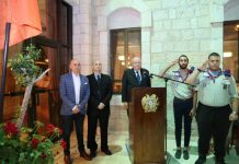 Իսրայելում ողջունում են Հայաստանի դեսպանատուն բացելու որոշումը Իսրայելում Հայաստանի Հանրապետության պատվո հյուպատոս պարոն Ցոլակ Մոմջյանն որդիների ու Երուսաղեմի «ՀՄԸՄ» - ի սկաուտները: