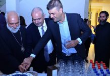 Հայկական հախճապակու 100 – ամյա պատմությունն Երուսաղեմում Լուսանկարում՝ Նշան Բալյանը(մեջտեղում) - Սեպտեմբերի 28 - ին Էջմիածնում ցուցահանդեսի բացման արարողությունից հետո