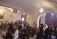 Դեկտեմբերի 7-ին հոգեհանգստյան արարողություն տեղի ունեցավ Յաֆոյի Սուրբ Նիկողայոս վանքում Լուսանկարում՝ հայ հավատացյալները Յաֆոյի Սուրբ Նիկողայոս վանքում պատարագի ժամանակ