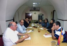 Իսրայելում հայկական կազմակերպությունները կարիքավորներին օգնող մարմին են ուզում ստեղծել Լուսանկարում՝ Երուսաղեմի Դաշնակցական, Ռամկավար կուսակցությունների և «Բարեսիրաց» միության ներկայացուցիչներն Երուսաղեմի Հայոց պատրիարքարանի միաբան Կորյուն վարդապետ Բաղդասարյանի մասնակցությամբ - արխիվ - Երուսաղեմ 2013թ.