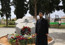 Իսրայելում Հայոց ցեղասպանության զոհերի հիշատակին նվիրված հուշարձանը` յուրօրինակ ուխտատեղի Հայֆայի և հյուսիսային քաղաքների հոգևոր հովիվ, տեր Տիրայր քահանա Հովակիմյանը Պետախ Տիկվա քաղաքում Հայոց ցեղասպանության զոհերի հիշատակի հուշարձանի մոտ, 25-ը ապրիլի, 2020թ.