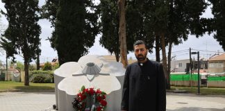 Իսրայելում Հայոց ցեղասպանության զոհերի հիշատակին նվիրված հուշարձանը` յուրօրինակ ուխտատեղի Հայֆայի և հյուսիսային քաղաքների հոգևոր հովիվ, տեր Տիրայր քահանա Հովակիմյանը Պետախ Տիկվա քաղաքում Հայոց ցեղասպանության զոհերի հիշատակի հուշարձանի մոտ, 25-ը ապրիլի, 2020թ.