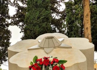 Լուսանկարում՝ Իսրայելի Պետախ Տիկվա քաղաքում տեղադրված առաջին հուշարձանը նվիրված Հայոց Ցեղասպանության անմեղ զոհերին