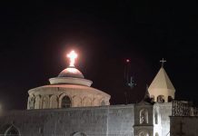 Հայոց Ցեղասպանության 105 -րդ տարելիցի միջոցառումներն Երուսաղեմում Լուսանկարում՝ Վառված Սրբոց Հակոբյանց մայր տաճարի խաչը` ի հիշատակ Հայոց Ցեղասպանության նահատակների(Հեղինակ հայր Կորյուն վարդապետ Բաղդասարյան)