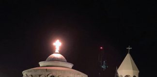 Հայոց Ցեղասպանության 105 -րդ տարելիցի միջոցառումներն Երուսաղեմում Լուսանկարում՝ Վառված Սրբոց Հակոբյանց մայր տաճարի խաչը` ի հիշատակ Հայոց Ցեղասպանության նահատակների(Հեղինակ հայր Կորյուն վարդապետ Բաղդասարյան)