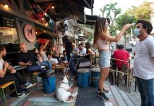 Covid-19. Իրավիճակն Իսրայելում վերջին երկու շաբաթվա ընթացքում կտրուկ սրվել է Լուսանկարում՝ Իսրայել- Ռեստորանի մուտքի մոտ այցելուները ջերմաչափվում են, արխիվ