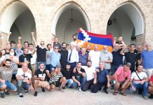 Թուրք – ազերական խուժանի սադրանքը հայկական վանքի դիմաց Լուսանկարում՝ ՀՀ արտակարգ ու լիազոր դեսպան Արմեն Սմբատյանն ու Յաֆոյի հոգևոր հովիվը մի խումբ հայորդիների հետ միասին