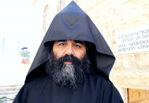 Երուսաղեմի ձեռագրերը Լուսանկարում՝ Սրբոց Հրեշտակապետաց վանքի տեսուչ հայր Ղևոնդ վարդապետ Հովհաննիսյանը