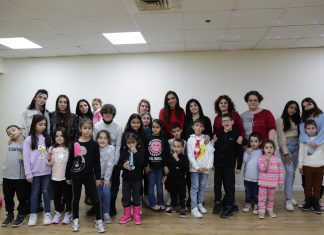 Պետախ Տիկվայի հայկական դպրոցի աշակերտների ամանորյա հանդեսը Պետախ Տիկվայի հայկական դպրոցի աշակերտներն իրենց ծնողների և ուսուցչուհու՝ Անի Հարությունյանի հետ