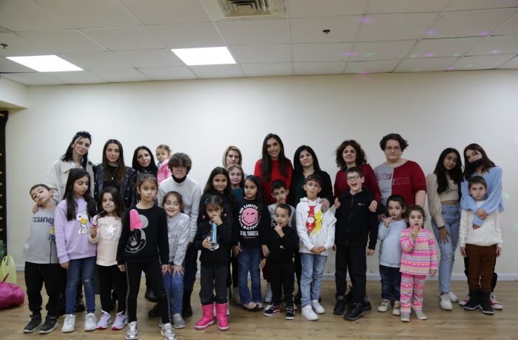 Պետախ Տիկվայի հայկական դպրոցի աշակերտների ամանորյա հանդեսը Պետախ Տիկվայի հայկական դպրոցի աշակերտներն իրենց ծնողների և ուսուցչուհու՝ Անի Հարությունյանի հետ