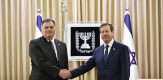 Ապրիլի 7 – ին Իսրայել պետությունում Հայաստանի Հանրապետության արտակարգ և լիազոր դեսպան Արման Հակոբյանն իր հավատարմագրերն էր հանձնել Իսրայելի նախագահ Իցխակ Հերցոգին: Լուսանկարում՝ Իսրայելի նախագահ Իցհակ Հերցոգն և Հայաստանի արտակարգ և լիազոր դեսպան Արման Հակոբյանը