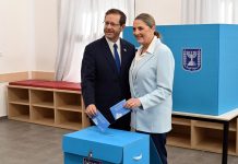 Իսրայելում կձևավորվի ծայրահեղ աջակողմյան կառավարություն Լուսանկարում՝ Իսրայելի նախագահ Իցխակ Հերցոգը կնոջ հետ ընտրատեղամասում